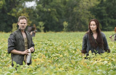 Aaron Ashmore and Hannah Emily Anderson in Killjoys (2015)