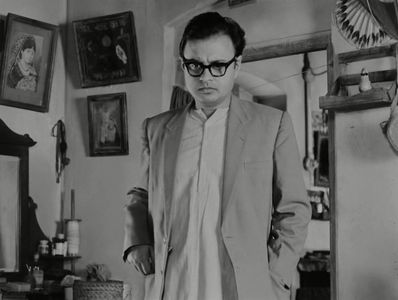 Anil Chatterjee in The Big City (1963)