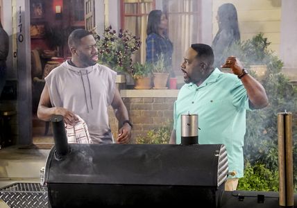 Cedric the Entertainer and Sheaun McKinney in The Neighborhood (2018)