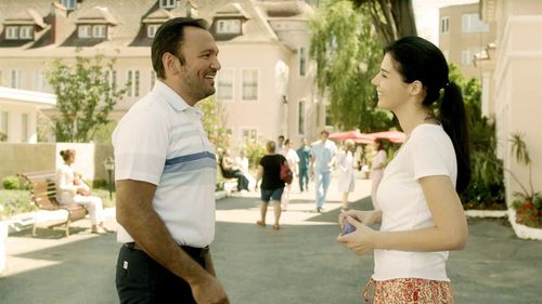 Ali Sunal and Hatice Sendil in Hayat Öpücügü (2015)