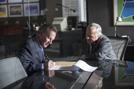 Richard Dreyfuss and Daniel Gerroll in Madoff (2016)