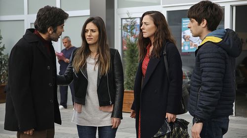 Tuncer Salman, Bora Akkas, Ece Uslu, and Nilay Deniz in Dayan Yüregim (2017)