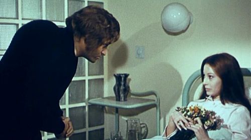 María Elena Arpón and Paul Naschy in El jorobado de la Morgue (1973)