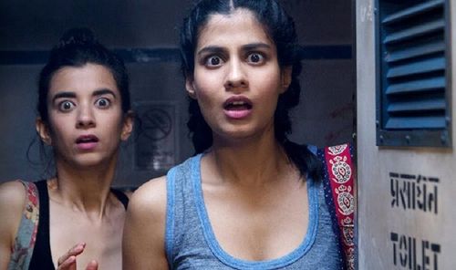 Saba Azad and Shreya Dhanwanthary in Ladies Room (2016)