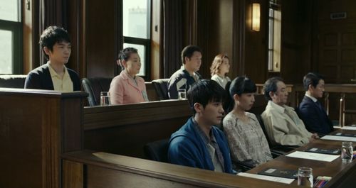 Jo Han-chul and Park Hyung-sik in The Juror (2019)