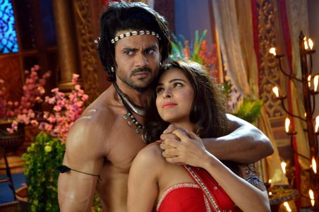 Madhurima Tuli and Vishal Aditya Singh in Chandrakanta (2017)