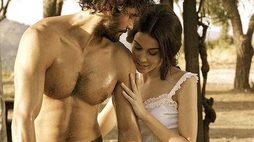 Álex García and Sara Rivero in Tierra de lobos (2010)