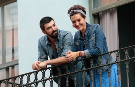 Engin Akyürek and Bergüzar Korel in Bir Ask Iki Hayat (2019)