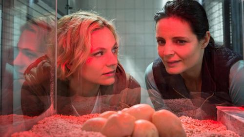 Anna Bertheau and Elisabeth Lanz in Zoo Doctor: My Mom the Vet (2006)