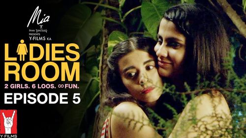 Saba Azad and Shreya Dhanwanthary in Ladies Room (2016)