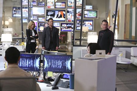 Calista Flockhart, Peter Facinelli, and Chris Vance in Supergirl (2015)