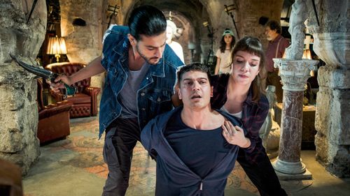 Helin Kandemir, Çagatay Ulusoy, Cansu Kurgun, Kubilay Karslioglu, and Hakan Ummak in The Protector (2018)