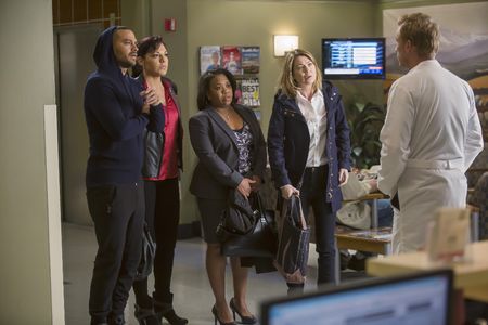 Kevin McKidd, Ellen Pompeo, Sara Ramirez, Jesse Williams, and Chandra Wilson in Grey's Anatomy (2005)