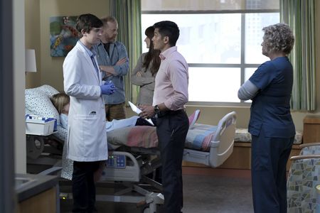 Nicholas Gonzalez, Freddie Highmore, Meghan Gardiner, and Britt Loder in The Good Doctor (2017)