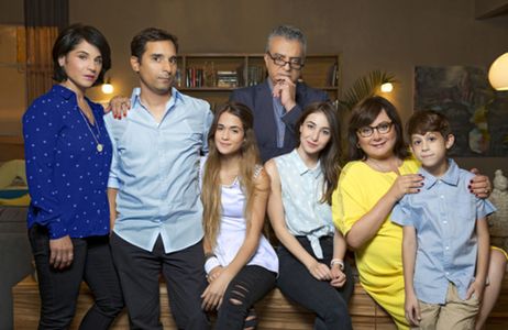 Norman Issa, Hana Laslo, Mariano Idelman, Rotem Abuhab, Shira Naor, Niv Sultan, and Jonathan Gotlib in La Familia (2015)