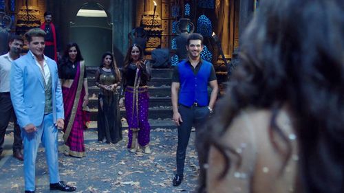 Amit Dhawan, Rakshanda Khan, Sanjay Swaraj, Mreenal Deshraj, Karanvir Bohra, Arjun Bijlani, and Krishna Mukherjee in Naa