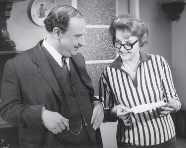 Costa Ferreira and Eva Todor in Pão, Amor e... Totobola (1964)