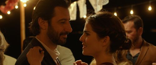 Karla Souza and José María Yazpik in Everybody Loves Somebody (2017)