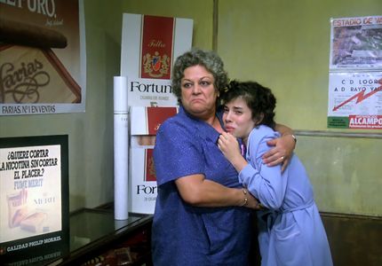 Emma Penella and Maribel Verdú in La estanquera de Vallecas (1987)