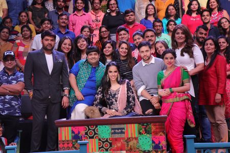 Archana Puran Singh, Parupalli Kashyap, Kiku Sharda, Sumona Chakravarti, Kapil Sharma, and Saina Nehwal in The Kapil Sha