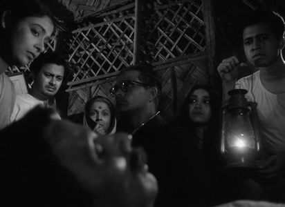 Bijon Bhattacharya, Dwiju Bhawal, Anil Chatterjee, Supriya Choudhury, Gita Dey, and Gita Ghatak in The Cloud-Capped Star