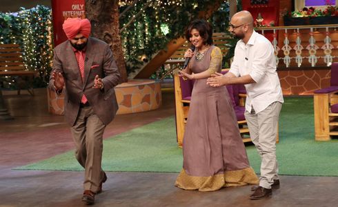 Sunidhi Chauhan, Hitesh Sonik, and Navjot Singh Sidhu in The Kapil Sharma Show (2016)