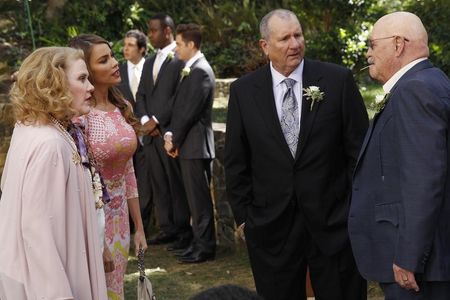 Sofía Vergara, Barry Corbin, Kevin Daniels, Ed O'Neill, Celia Weston, Rodrigo Rojas, and Colin Hanlon in Modern Family (