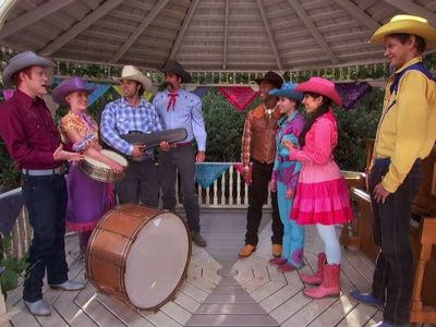 Thomas Hobson, Tara Perry, Yvette Gonzalez-Nacer, and Jon Beavers in The Fresh Beat Band (2009)