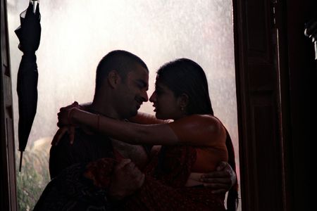 Madhavan and Meera Jasmine in Ayitha Ezhuthu (2004)