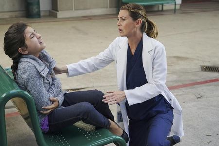 Ellen Pompeo and Sara Malal Rowe in Grey's Anatomy (2005)