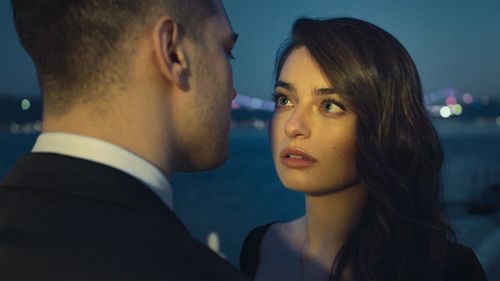 Çagatay Ulusoy and Ayça Aysin Turan in The Protector (2018)