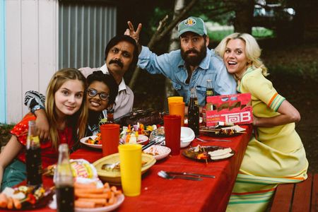 Jason Lee, Anjul Nigam, Hilarie Burton, Brighton Sharbino, and Roni Akurati in Growing Up Smith (2015)