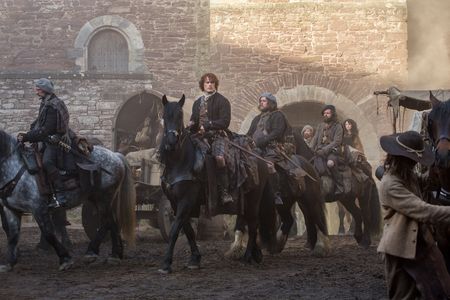 Graham McTavish, Stephen Walters, Caitríona Balfe, Sam Heughan, Grant O'Rourke, and Duncan Lacroix in Outlander (2014)