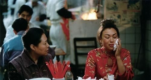 Ke Shi and Gaowa Siqin in The Postmodern Life of My Aunt (2006)