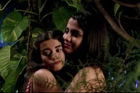 Saba Azad and Shreya Dhanwanthary in Ladies Room (2016)