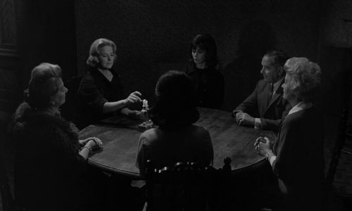 Lionel Gamlin, Maria Kazan, Maggie Rennie, Nanette Newman, Marian Spencer, and Kim Stanley in Seance on a Wet Afternoon 