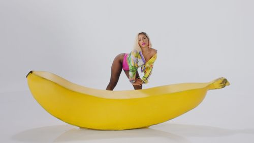 Anitta in Anitta feat. Becky G: Banana (2019)