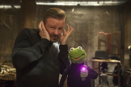 Ricky Gervais and Kermit the Frog in Muppets Most Wanted (2014)