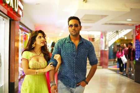 Vishnu Manchu and Sonarika Bhadoria in Eedo Rakam Aado Rakam (2016)