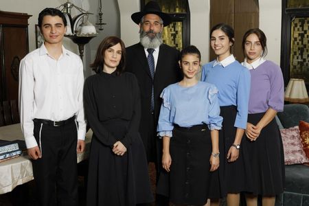 Mor Sarusi, Neta Garty, Moris Cohen, Hila Harush, Liana Ayoun, and Manor Hakak in The Policeman's Daughter (2020)