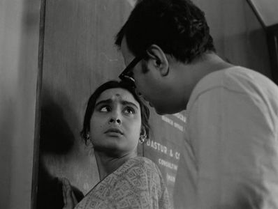 Anil Chatterjee and Madhavi Mukherjee in The Big City (1963)