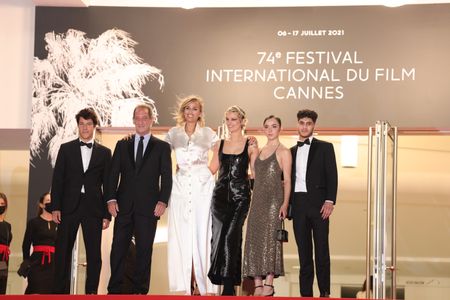 Vincent Lindon, Jean-Christophe Reymond, Andreas Rentz, Garance Marillier, Julia Ducournau, and Agathe Rousselle at an e