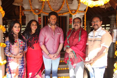 Dhananjay Atrey, Srinivasa Murthy, and Anusha Rai at an event for Karshanam (2018)