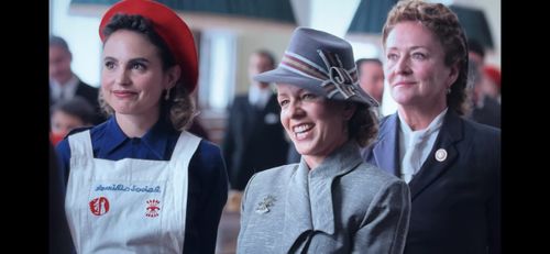 Verónica Echegui, Carmen Molinar, and Eva Llorach in Los pacientes del doctor García (2023)