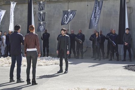 Anson Mount, Sonya Balmores, Serinda Swan, Iwan Rheon, and Ari Dalbert in Inhumans (2017)