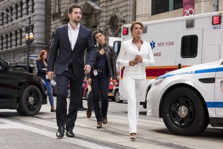 Emma de Caunes, Luke Roberts, Nazneen Contractor, and Sarah Greene in Ransom (2017)