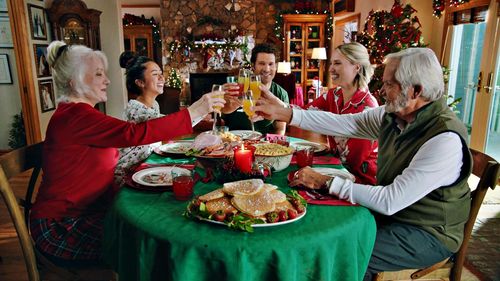 John McCook, Lee Garlington, Molly McCook, Aaron O'Connell, and Landry Townsend in Candy Coated Christmas (2021)