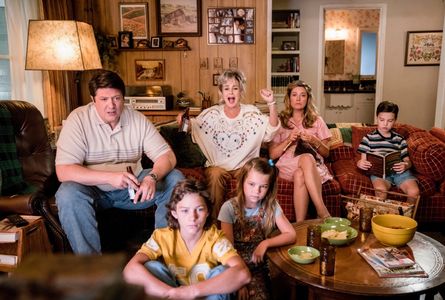 Annie Potts, Lance Barber, Zoe Perry, Raegan Revord, Montana Jordan, and Iain Armitage in Young Sheldon (2017)