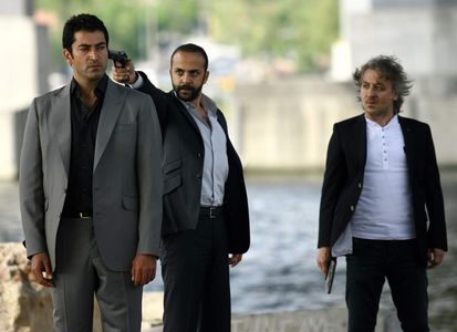 Kenan Imirzalioglu, Baris Falay, and Sarp Akkaya in Ezel (2009)