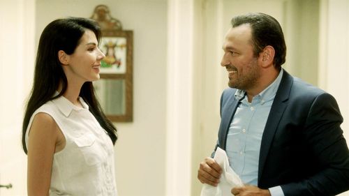 Ali Sunal and Hatice Sendil in Hayat Öpücügü (2015)